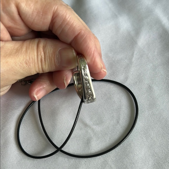 Oneida Stainless Steel Heart Pendant Necklace - Picture 10 of 13